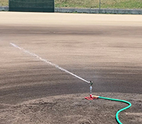 野球グランドの散水スプリンクラー